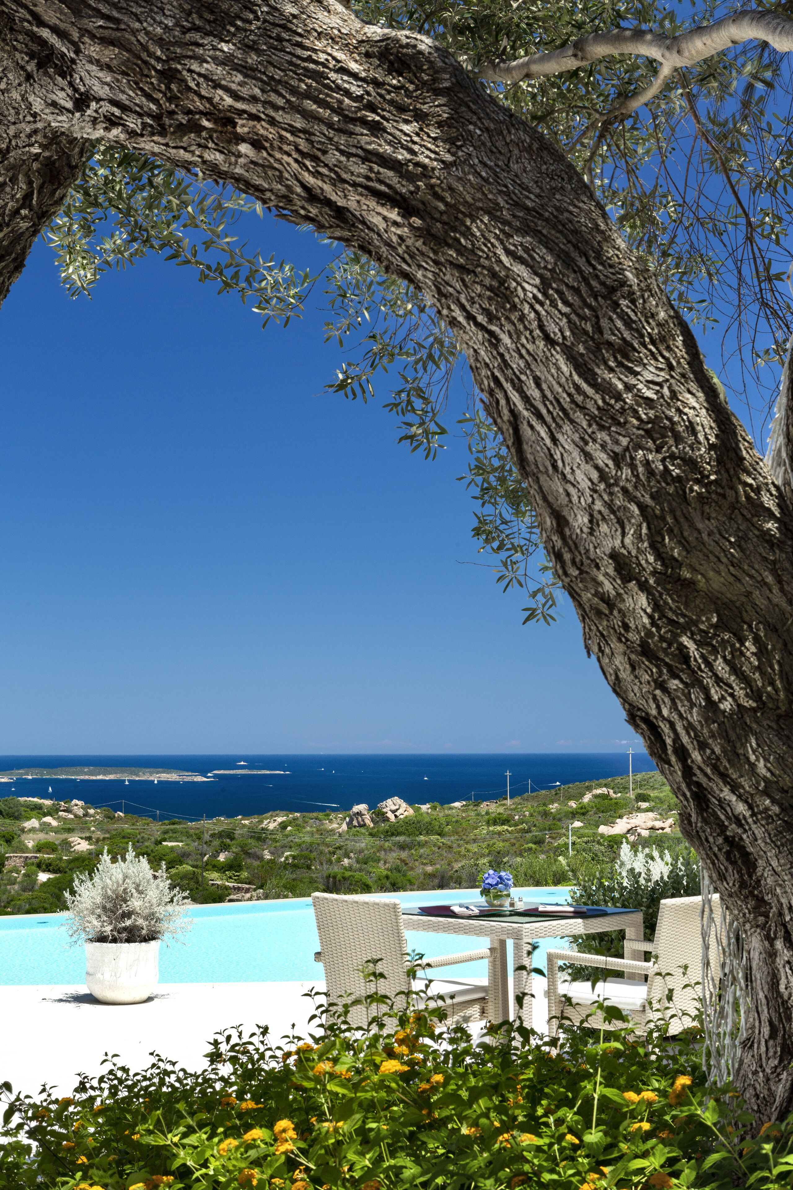 2 Außenpools, Infinity-Pool, Sonnenschirme, Liegestühle