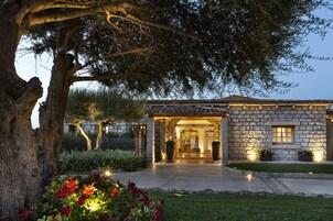 Fachada de la propiedad por la tarde o noche