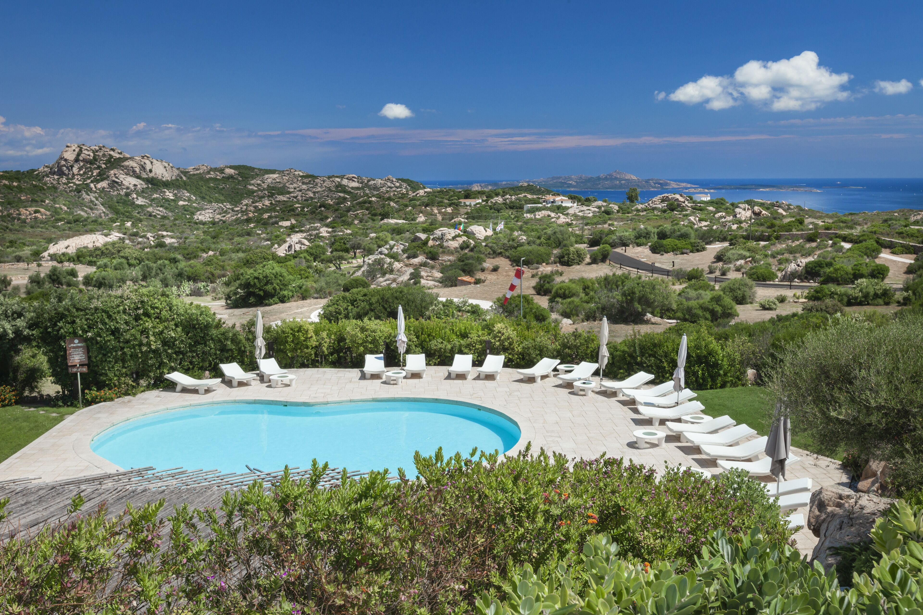 2 piscines extérieures, piscine à débordement, parasols de plage