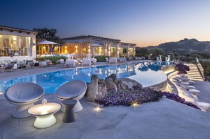 Se sirven desayunos y almuerzos; cocina mediterránea; junto a la piscina