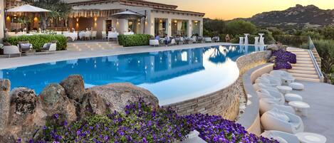 2 piscinas externas, piscina infinita, guarda-sóis, espreguiçadeiras