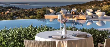 Se sirven desayunos y cocina mediterránea; con vista a la alberca