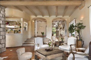 Bar de cocktails, con vista al mar, abre todos los días