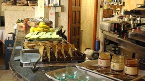 A buffet counter with various food items and condiments. - Casa Mariñeira Lourdes (Cambados)