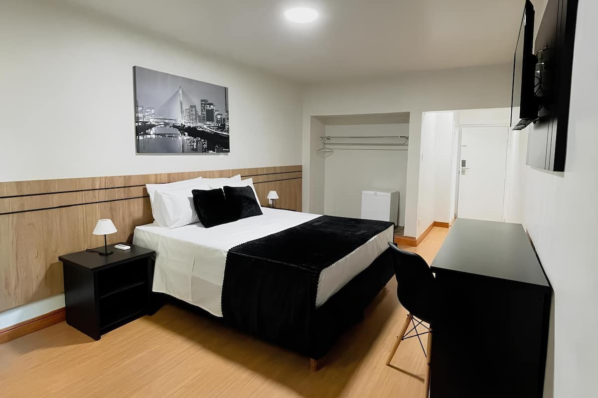 Minibar, bureau, Wi-Fi gratuit, draps fournis