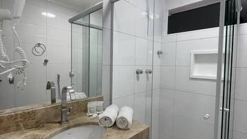 Superior-Zimmer | Badezimmer | Dusche, kostenlose Toilettenartikel, Haartrockner, Handtücher