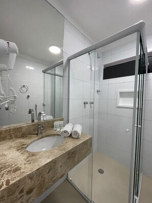Superior Room | Bathroom | Shower, free toiletries, hair dryer, towels - Hotel Nacional Inn São Paulo (São Paulo)