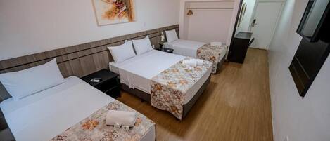 Een minibar, een bureau, gratis wifi, beddengoed