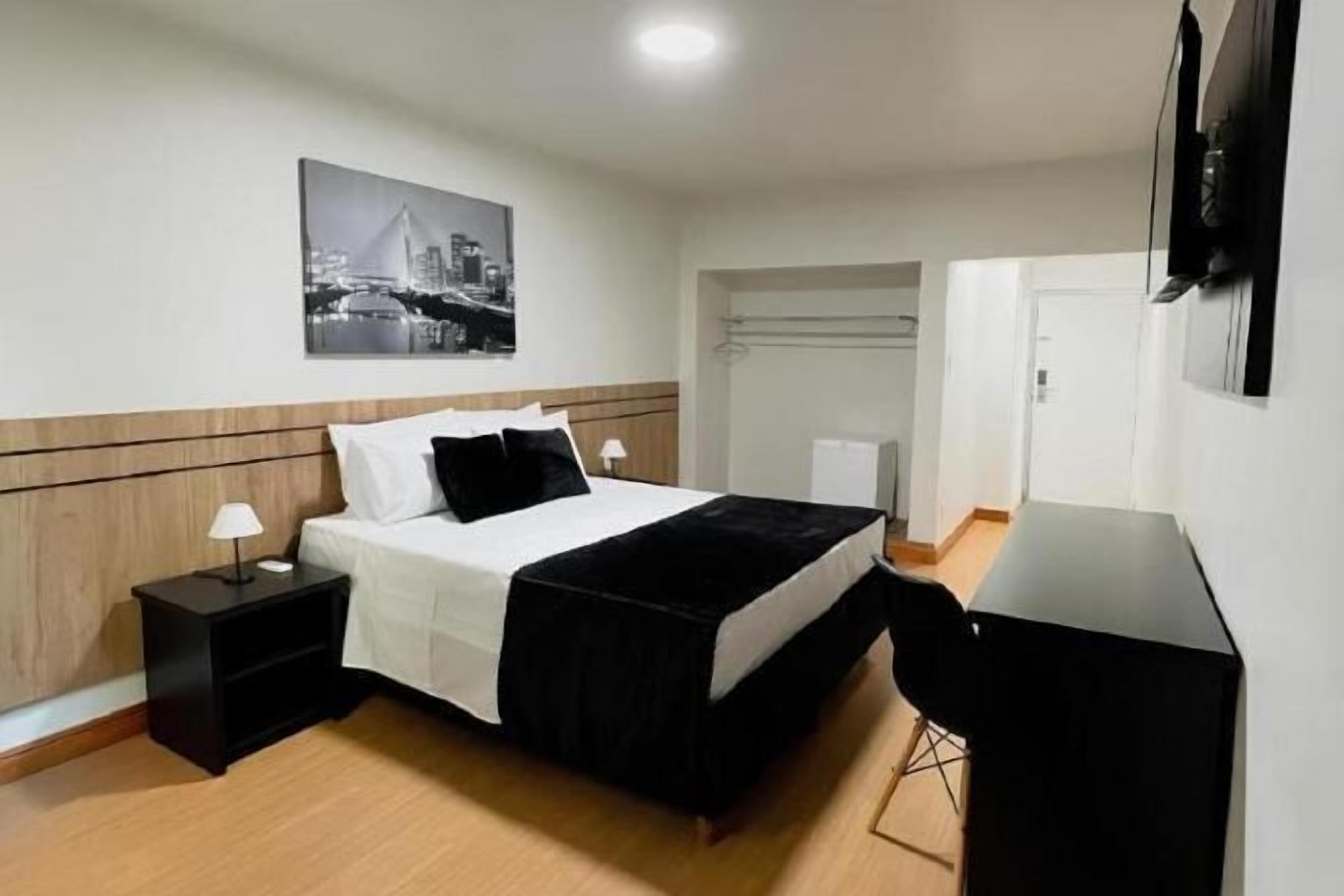 Minibar, escritorio, wifi gratis y ropa de cama