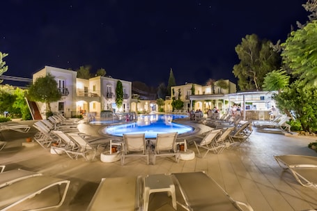 4 piscinas al aire libre, sombrillas, sillones reclinables de piscina