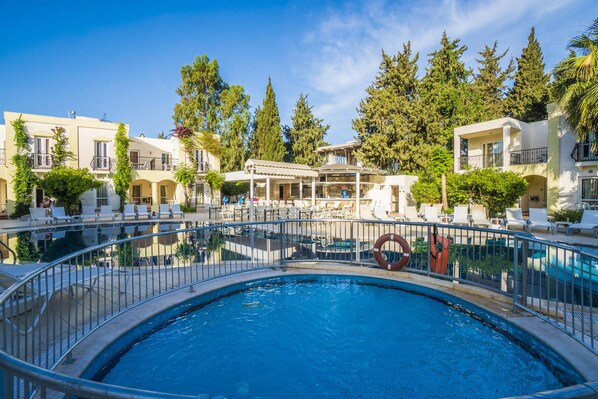 4 outdoor pools, open 8:00 AM to 6:30 PM, pool umbrellas, pool loungers