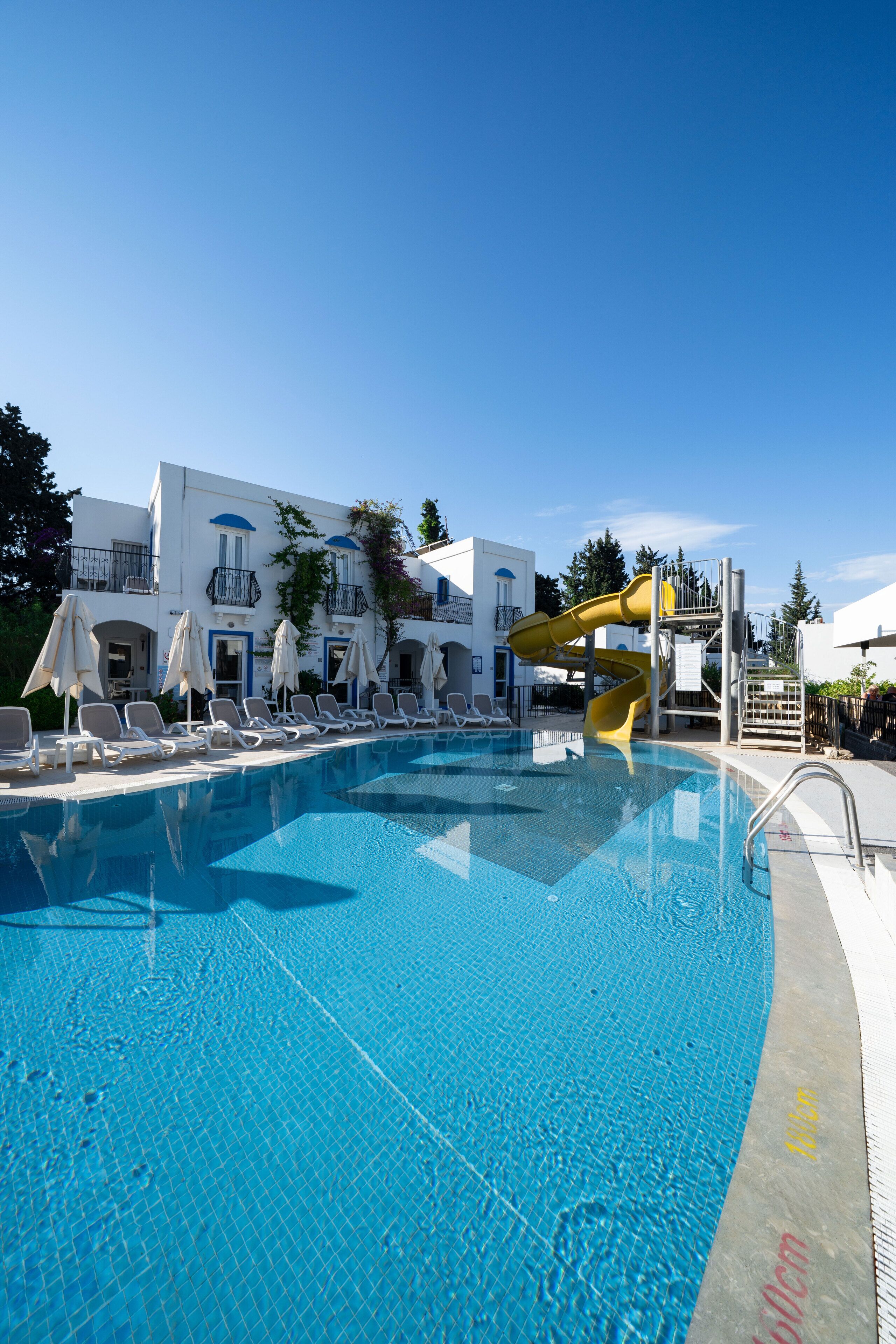4 outdoor pools, open 8:00 AM to 6:30 PM, pool umbrellas, pool loungers