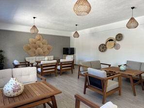 2 bar/dinlenme salonu, 2 havuz kenarı barı 