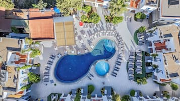 4 outdoor pools, open 8:00 AM to 6:30 PM, pool umbrellas, sun loungers