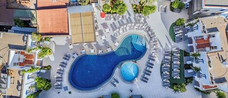 4 piscinas externas, funciona das 8h às 18h30, guarda-sóis