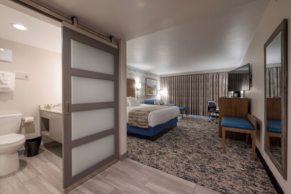 高級寢具、舒適加層、書桌、筆電工作空間