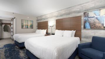 Luxe beddengoed, pillowtop-bedden, een bureau, een laptopwerkplek