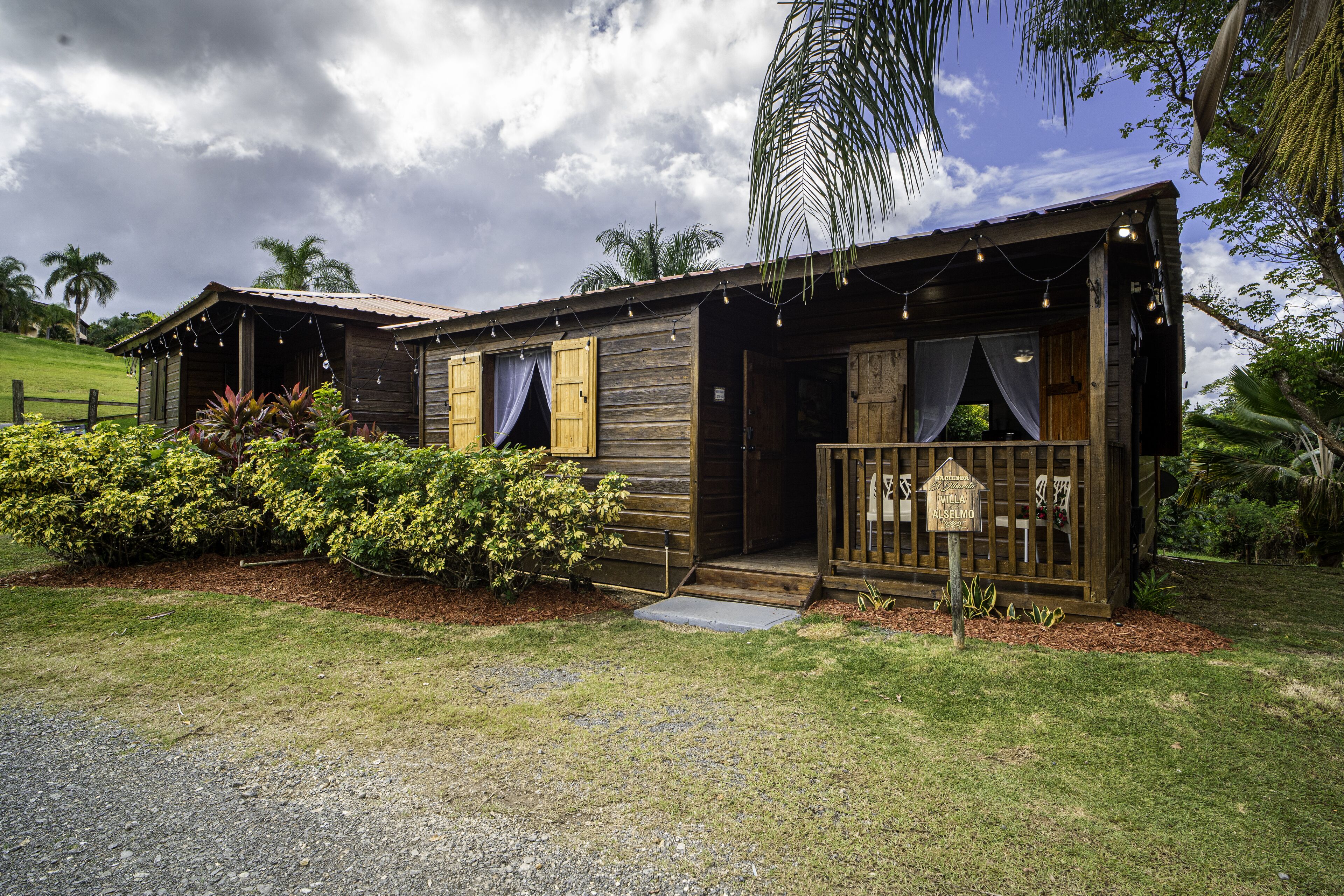 Premium bedding, down duvets, iron/ironing board, free WiFi