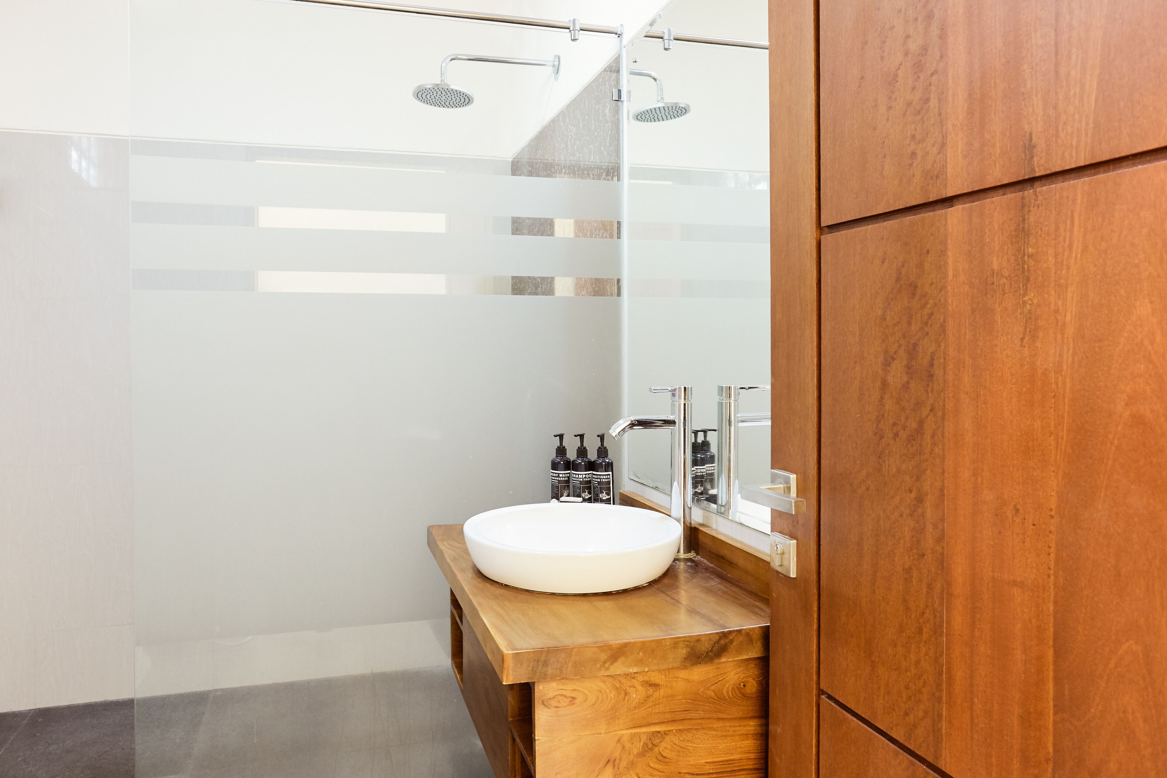 deluxe room | bathroom | shower, rainfall showerhead, free toiletries, hair dryer