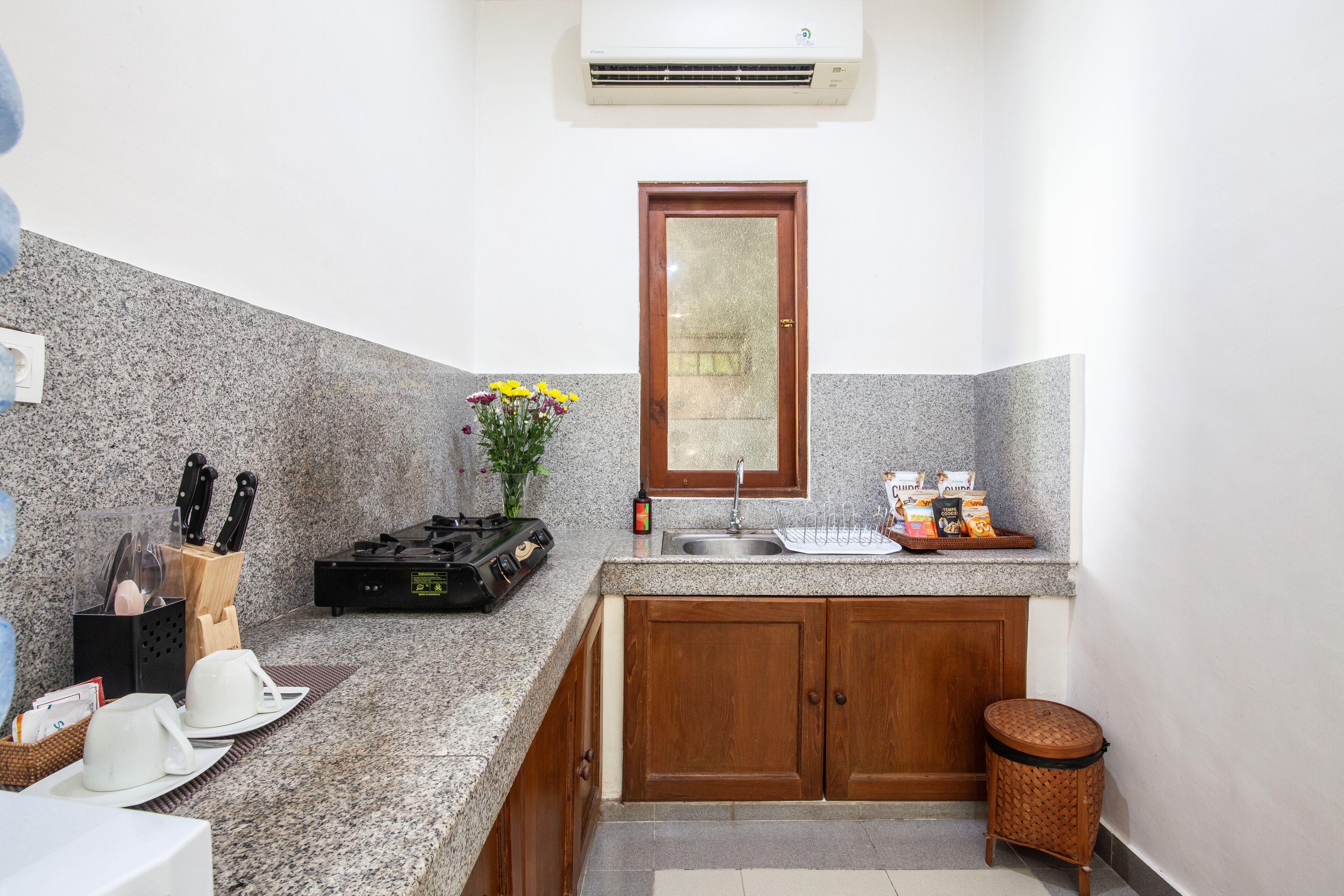 villa | private kitchen | fridge, microwave, coffee/tea maker, electric kettle