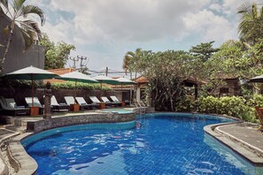 Outdoor pool, pool loungers - Outpost Ubud Nyuh Kuning (Ubud)
