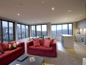 LCD TV, DVD player - Absollut (Hotham Heights)