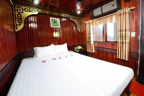 Deluxe Room | Minibar, desk - Imperial Legend Cruise Halong (Ha Long)