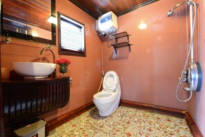 Deluxe Single Room | Bathroom | Shower, free toiletries, towels - Imperial Legend Cruise Halong (Ha Long)