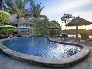 Outdoor pool - Mushroom Beach Bungalow (Lembongan Island)