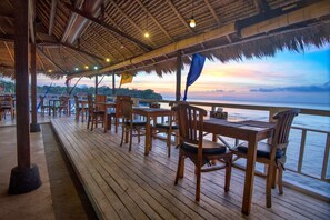 Breakfast, lunch and dinner served - Mushroom Beach Bungalow (Lembongan Island)
