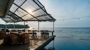 Outdoor pool - Mushroom Beach Bungalow (Lembongan Island)
