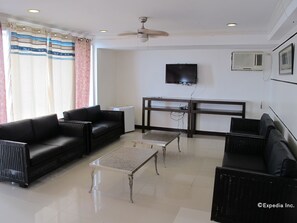 Rom – executive, balkong (Executive Sea View Villa) | Oppholdsrom | TV