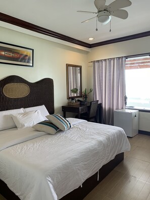 Rom – standard, balkong (Sea View Villa) | Skrivebord