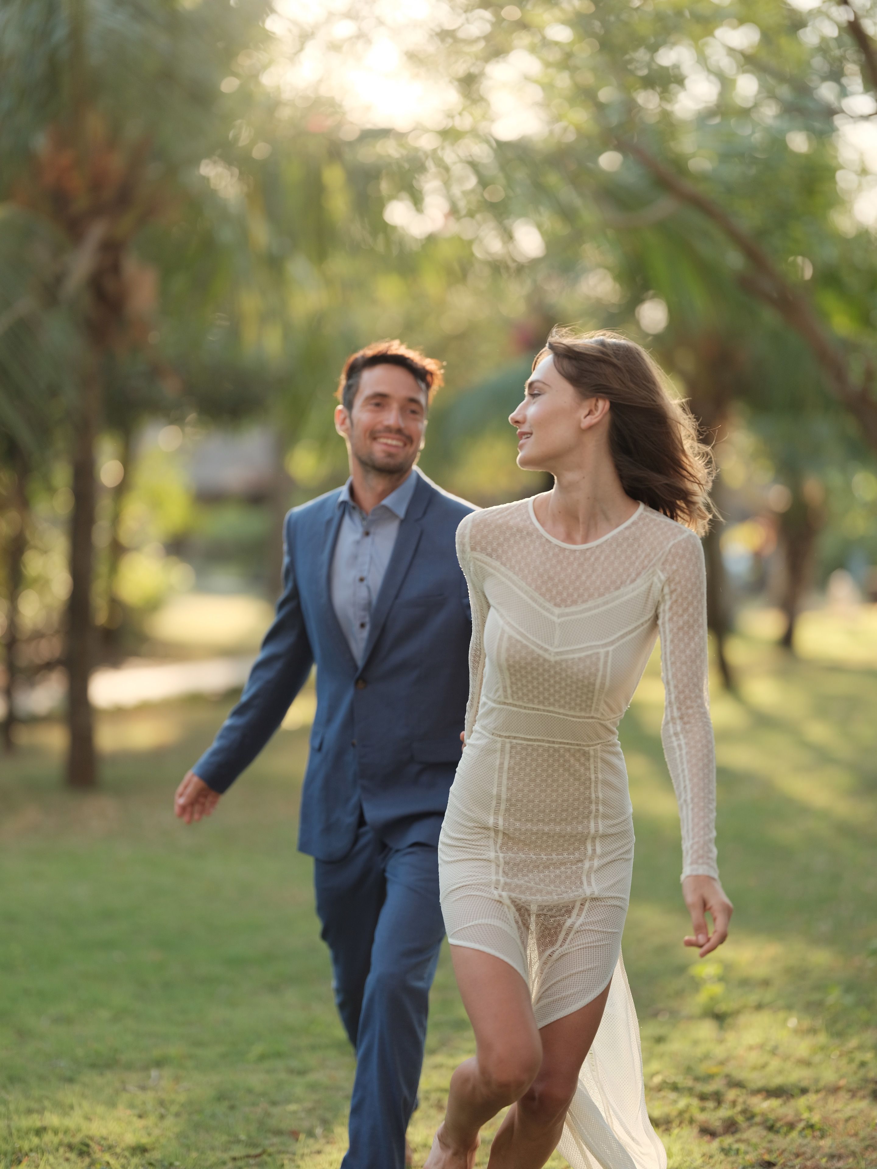 Una pareja caminando en un parque.