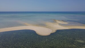 Visão clara de uma praia com areal e mar calmo.