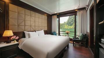 Minibar, free WiFi, bed sheets