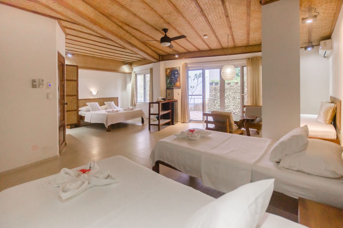 Kamar Quadruple Deluks, 1 kamar tidur, balkon (Family) | Brankas, Wi-Fi gratis, dan seprai linen