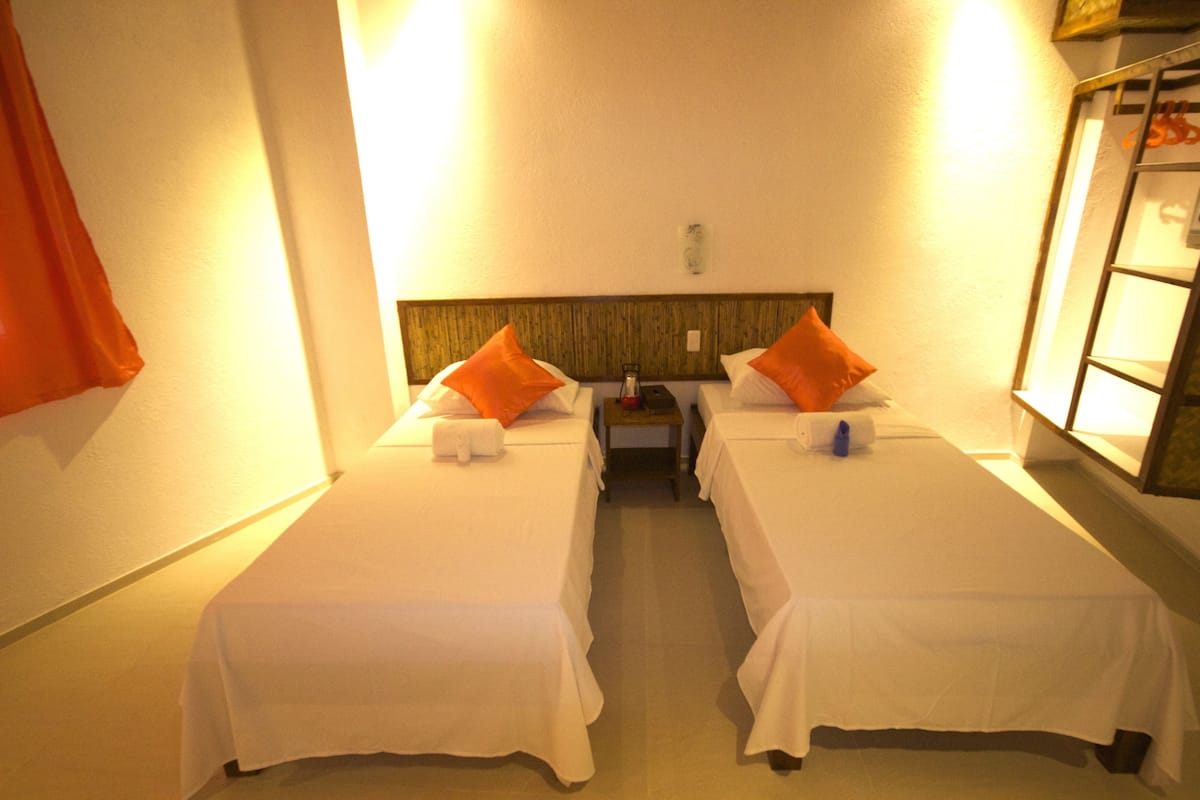 Kamar Twin Deluks, 2 Tempat Tidur Twin, kamar mandi pribadi | Brankas, Wi-Fi gratis, dan seprai linen