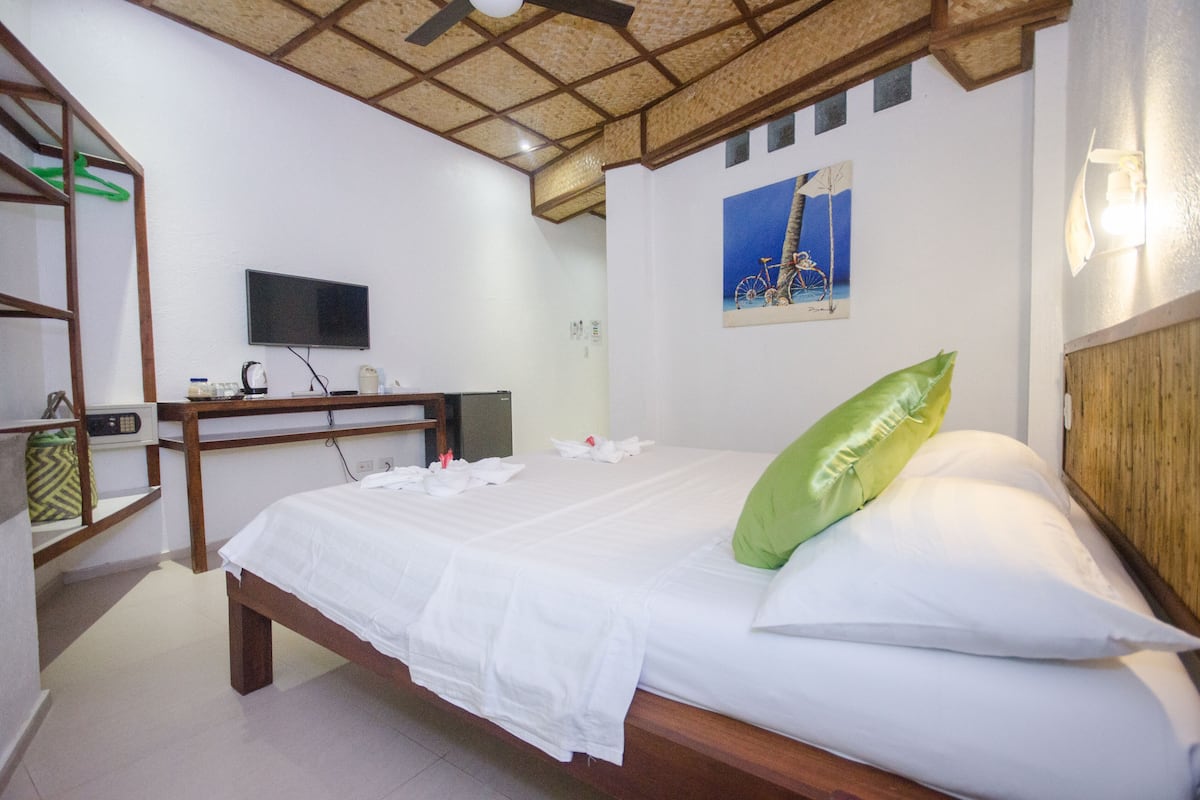 Habitación doble Deluxe, 1 cama matrimonial, baño privado | Caja de seguridad en la habitación y ropa de cama