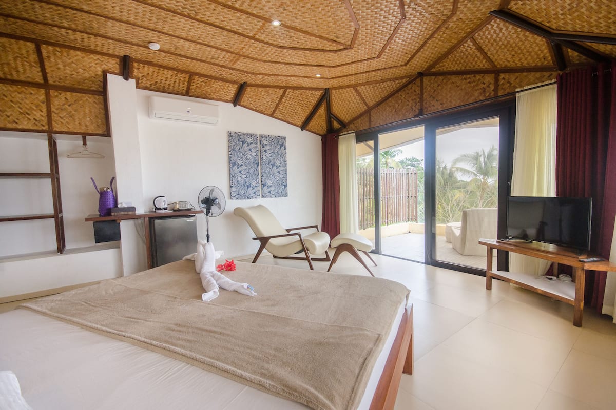 Suite Bulan Madu, 1 Tempat Tidur King, pemandangan kebun | Brankas, Wi-Fi gratis, dan seprai linen