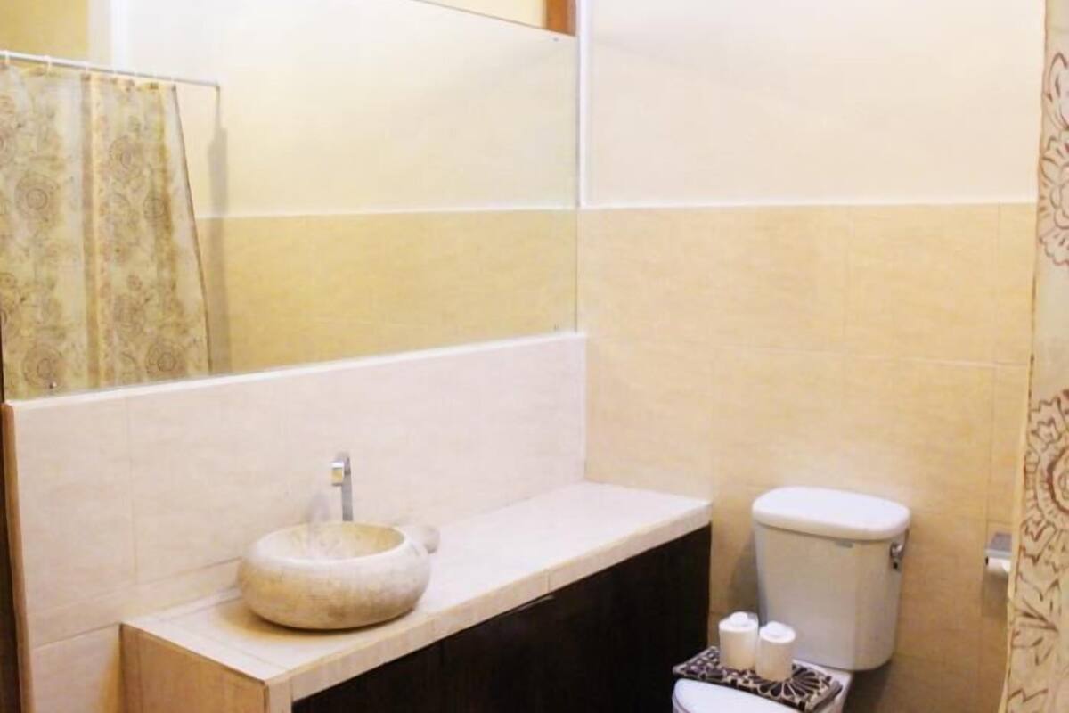 Shower, free toiletries