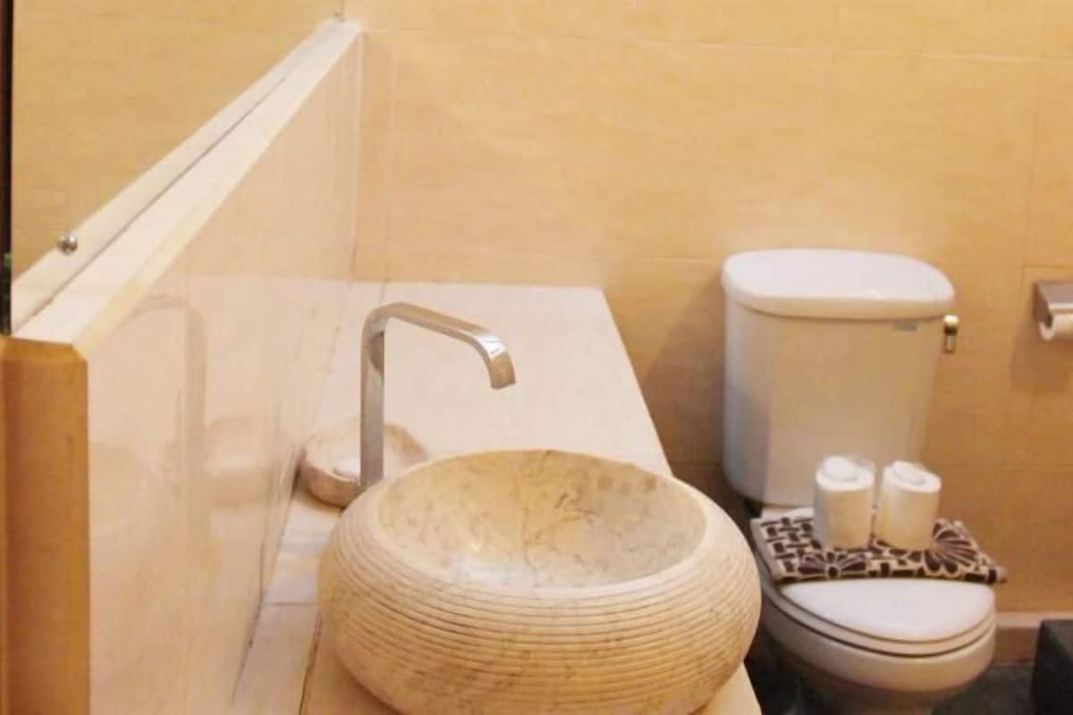Shower, free toiletries