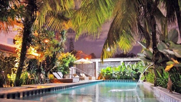 Outdoor pool, pool umbrellas, sun loungers - Bali Guest Villas (Kuta)