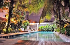 Outdoor pool, pool umbrellas, pool loungers - Bali Guest Villas (Kuta)