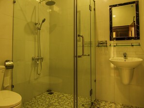 Shower, rainfall showerhead, free toiletries, hair dryer - Lam Ha Resort (Phu Quoc)