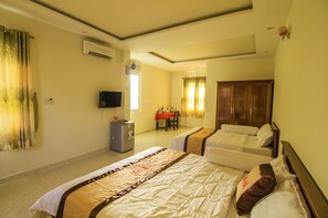 Minibar, escritorio, cortinas blackout y internet por cable gratis 