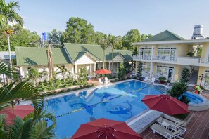 Kolam renang outdoor dan sebuah kolam renang air terjun