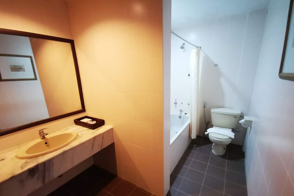 Ein Badezimmer mit Waschbecken, Spiegel und Toilette.