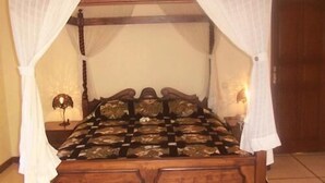 1 غرفة نوم وخزنة داخل الغرفة ومكتب ومكواة/لوح كي