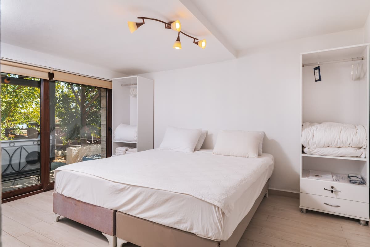 Garden Suit | 1 slaapkamer, luxe beddengoed, een minibar, een kluis op de kamer